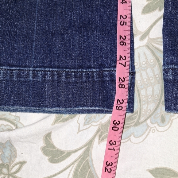 A Pair of Abercrombie and Fitch ladies flare leg jeans in a size 6S. Waist 16.5 - Picture 2 of 9